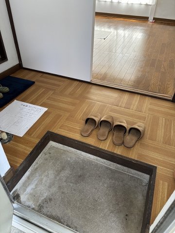 エントランス　玄関です。左側に室内洗濯機置き場がございます♪