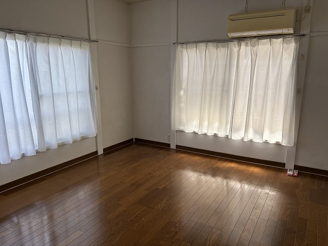 その他部屋・スペース　エアコンとレースのカーテン付きです♪