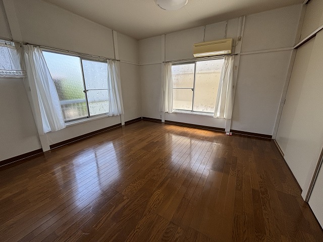 居室・リビング　南東向き１階角部屋２面採光で陽当り風通し良好の洋室８帖です♪