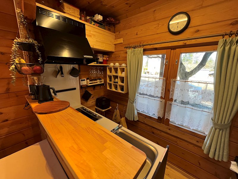 キッチン　キッチンには大きな窓がついており明るく好印象。