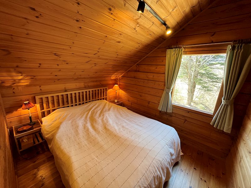 その他部屋・スペース　ベッドルームの窓からも木々の緑が楽しめます。