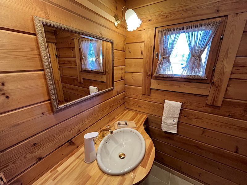 洗面設備　洗面台横には窓がついており明るく清潔感があります。