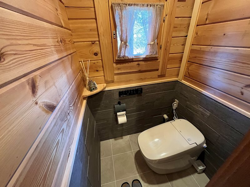 トイレ　トイレは窓付きで明るく清潔感があります。