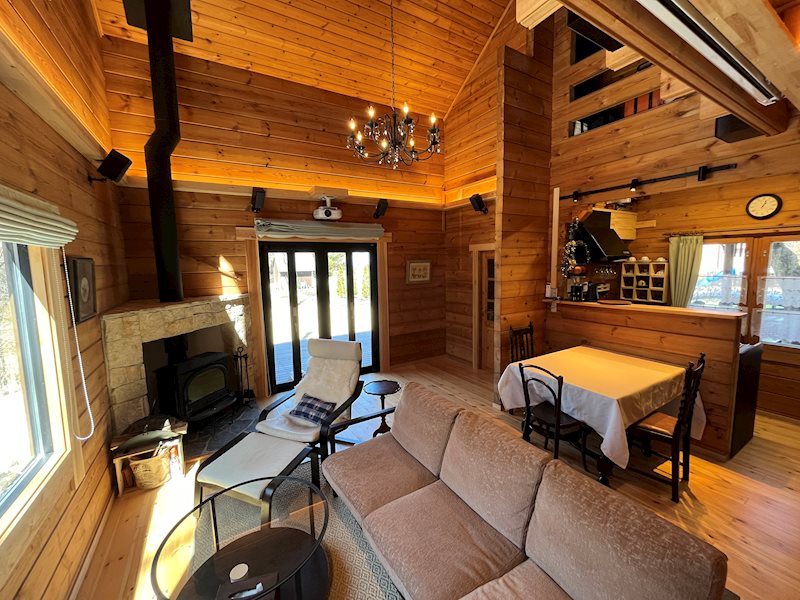 居室・リビング　LDK全体の様子。ログハウスらしい木々のぬくもりが感じられる