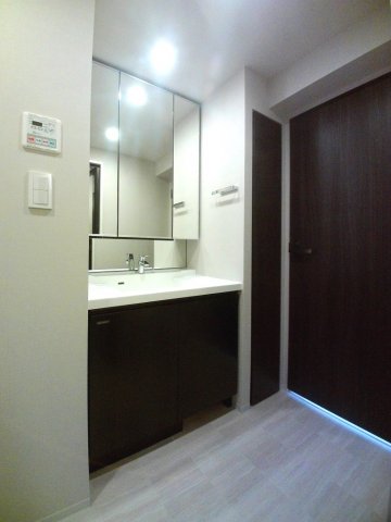洗面設備　【レジディア文京本郷IV】三面鏡の洗面台です。