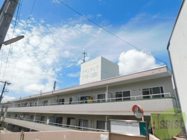 建物外観　６階建ての横広い外観です