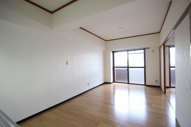 居室・リビング　同物件、別号室のものです。