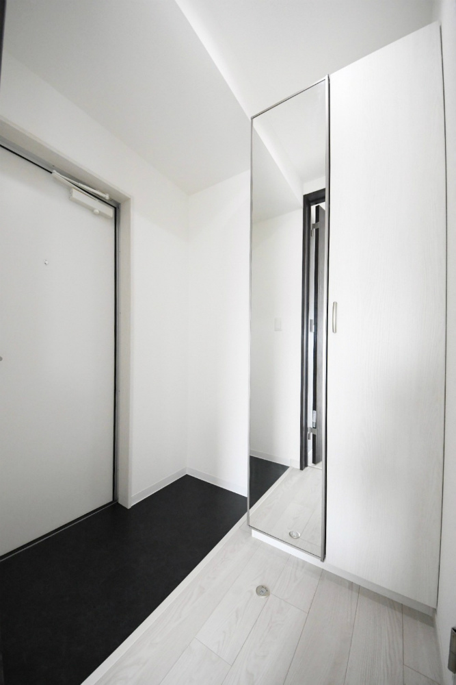 玄関　玄関、大型ミラー付きのシューズBOX搭載