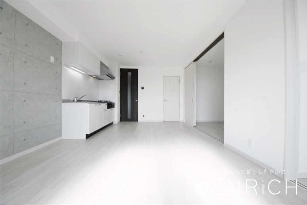 キッチン　現物の内装、北欧調のホワイトカラーの内装