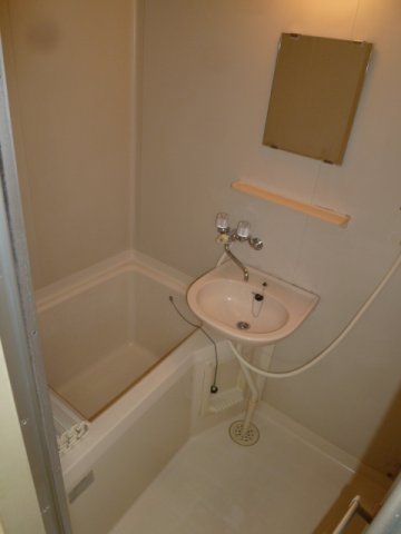 バス・シャワールーム　人気のお風呂とトイレ別々です。お風呂の蓋と洗面台付きです♪