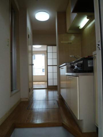 エントランス　玄関から廊下のお写真です。シューズボックス付きです♪