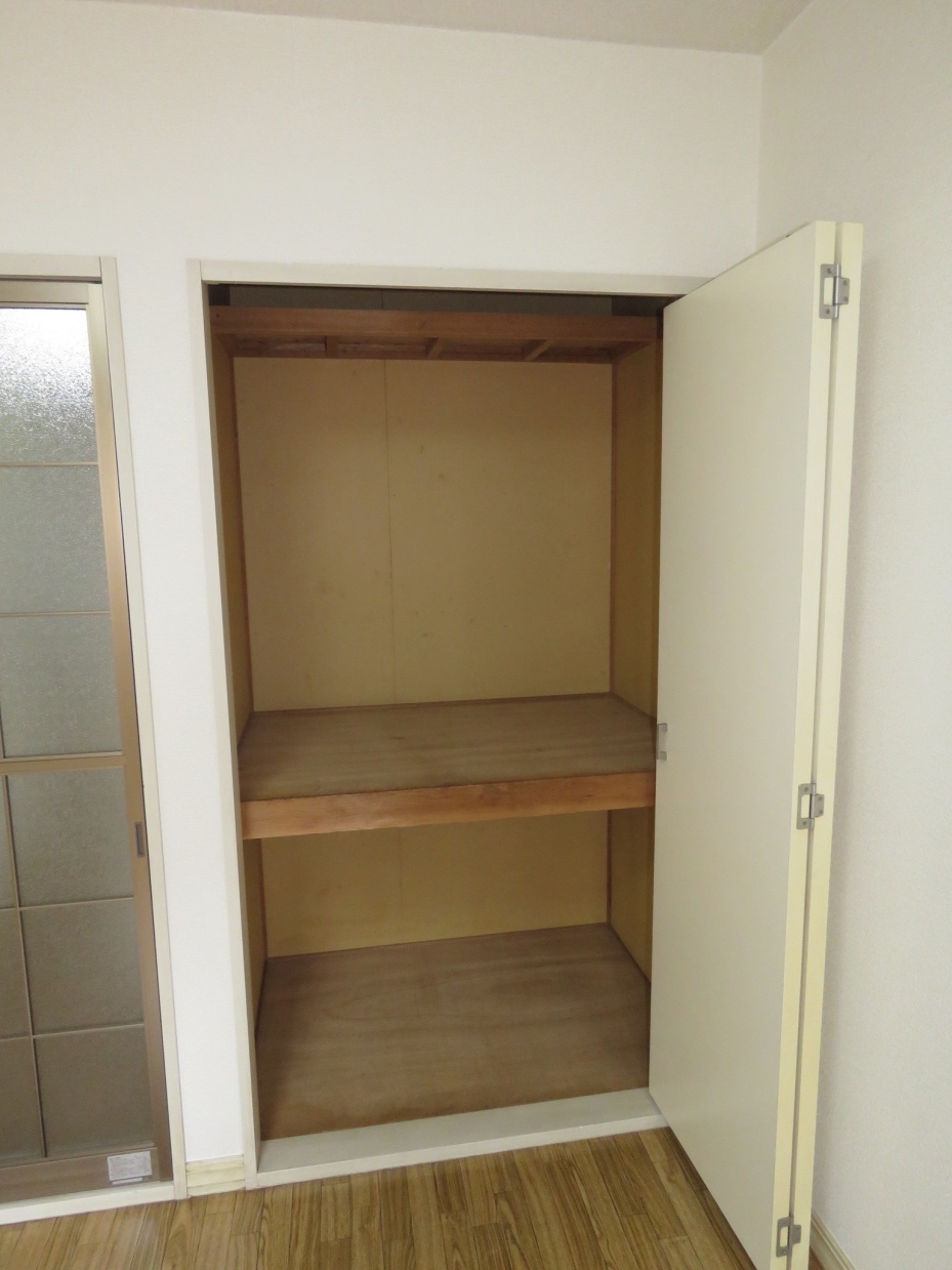 収納　洋室６帖の収納は奥行きがあります♪