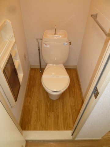 トイレ　トイレにはコンセントがありご自身で温水洗浄便座設置可能です♪