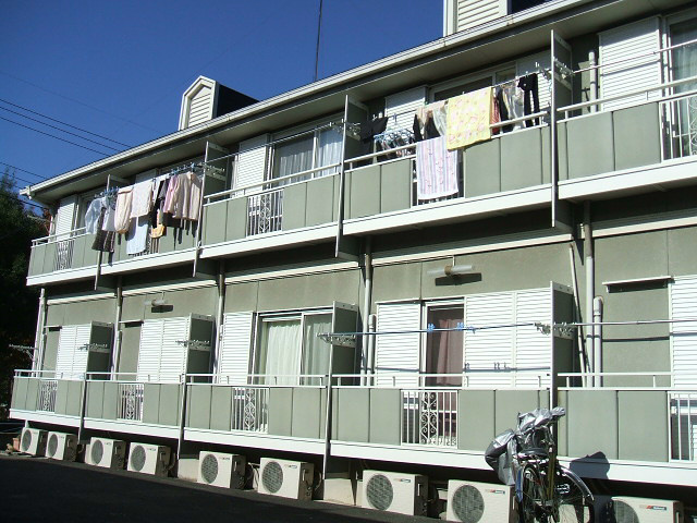 建物外観　人気のバストイレ別々。南東向き１階で陽当り良好です♪