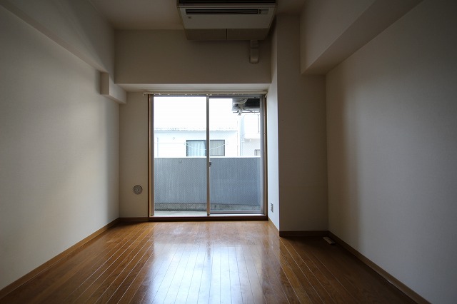 居室・リビング　同物件別室です。