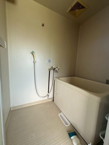 バス・シャワールーム　コンパクトで使いやすいお風呂です