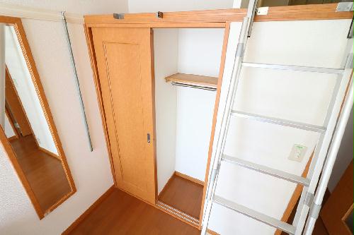 収納　ハシゴを付け替えればクローゼットの上も収納活用が可能！