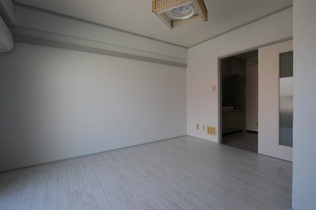 居室・リビング　同物件、別号室のものです。