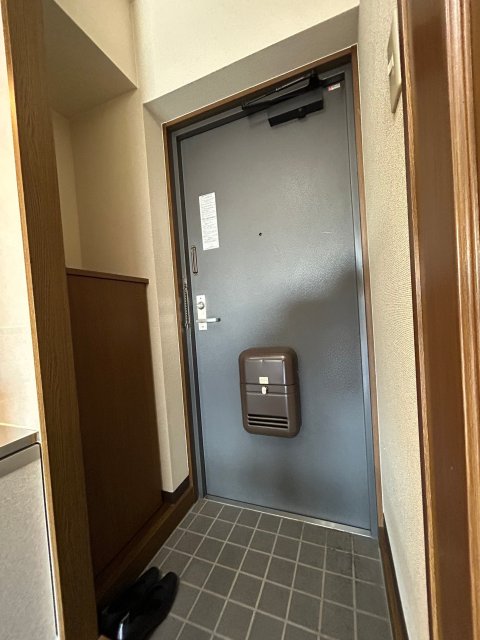玄関　※写真は他号室です