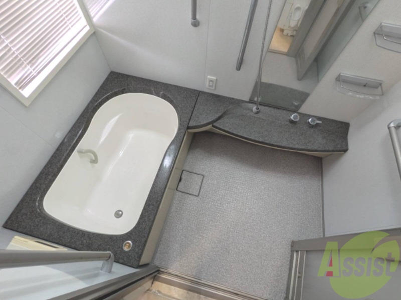 バス・シャワールーム　お風呂はゆっくり入れるサイズ感がいいですね。