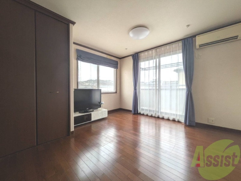 その他部屋・スペース　寝室は窓が２面にあり陽当たり、風通し良好です。