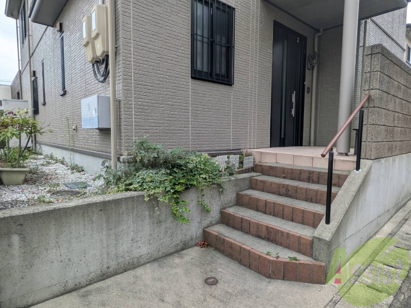 玄関　玄関前はこんな感じ。内部の写真について少々お待ちください。