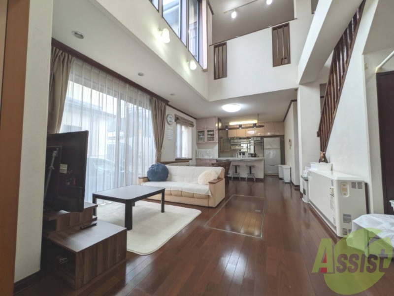 居室・リビング　広々としたリビングで天井も吹き抜けとなっており落ち着きますね