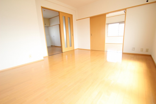 居室・リビング　同物件別室です。