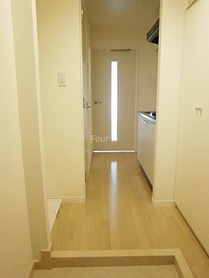 玄関　内見予約受付中、お気軽にお問い合わせください。