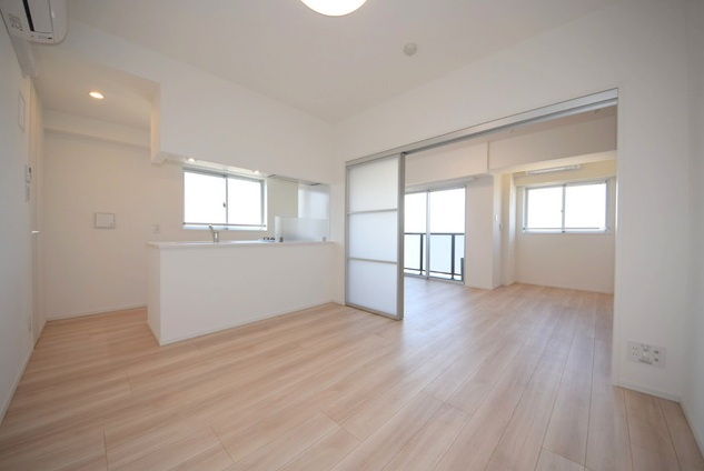 居室・リビング　同マンションの別部屋参照