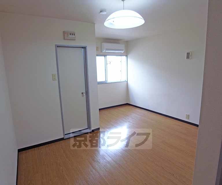 居室・リビング　清潔感のあるリノベ済みのお部屋です。