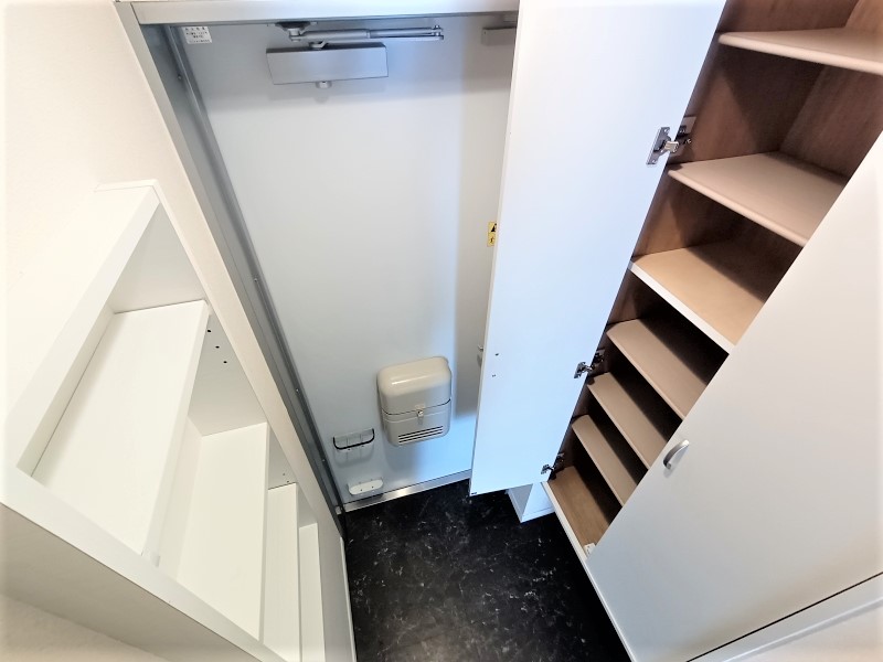 玄関　玄関には下駄箱スペースがあります。