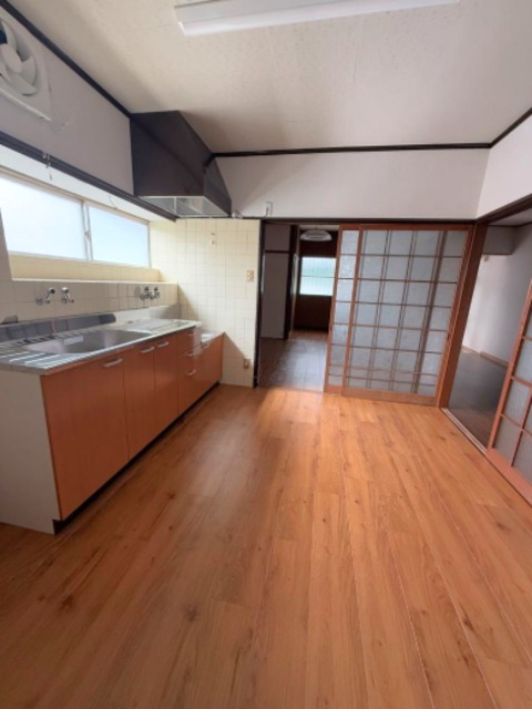 行幸町1丁目戸建の居間写真