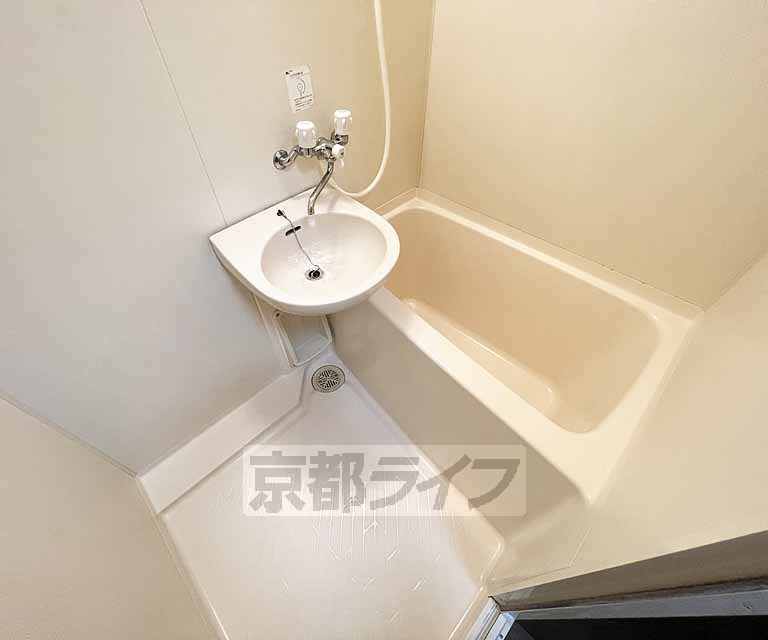 バス・シャワールーム　洗面台もついた綺麗なお風呂です。。