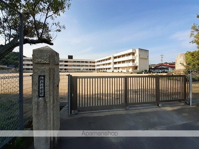 小学校　玉野市立胸上小学校（小学校）まで371m