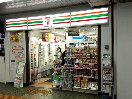 コンビニ　セブンイレブン ハートインJR舞子駅改札口店（コンビニ）まで502m
