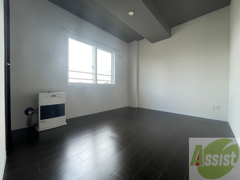 その他部屋・スペース　寝室はこちらです。光が差し込む、温かみのあるお部屋です。