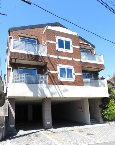 建物外観　赤レンガがドラマに出てきそうな物件です。