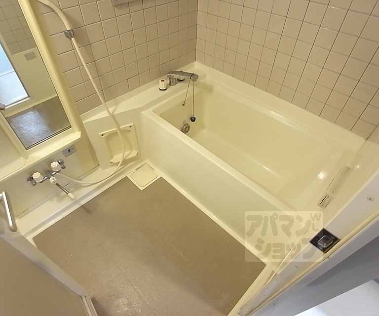 バス・シャワールーム　ゆったり浸かれるバスルームです。