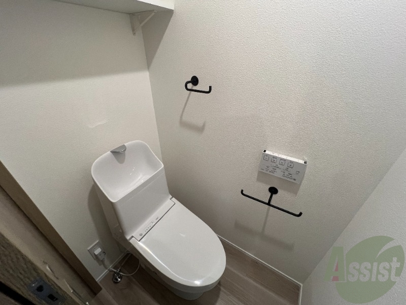 トイレ　温水洗浄便座でウォシュレト機能も付いています。