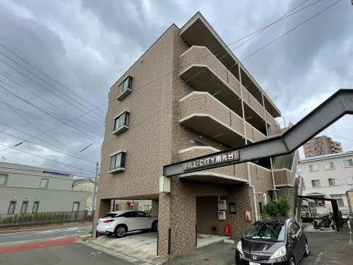建物外観　建物外観と駐車場