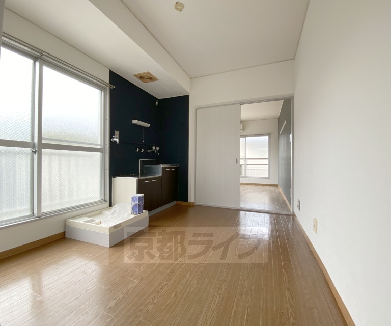 居室・リビング　角部屋で窓がすべて掃き出し窓の明るいお部屋です。