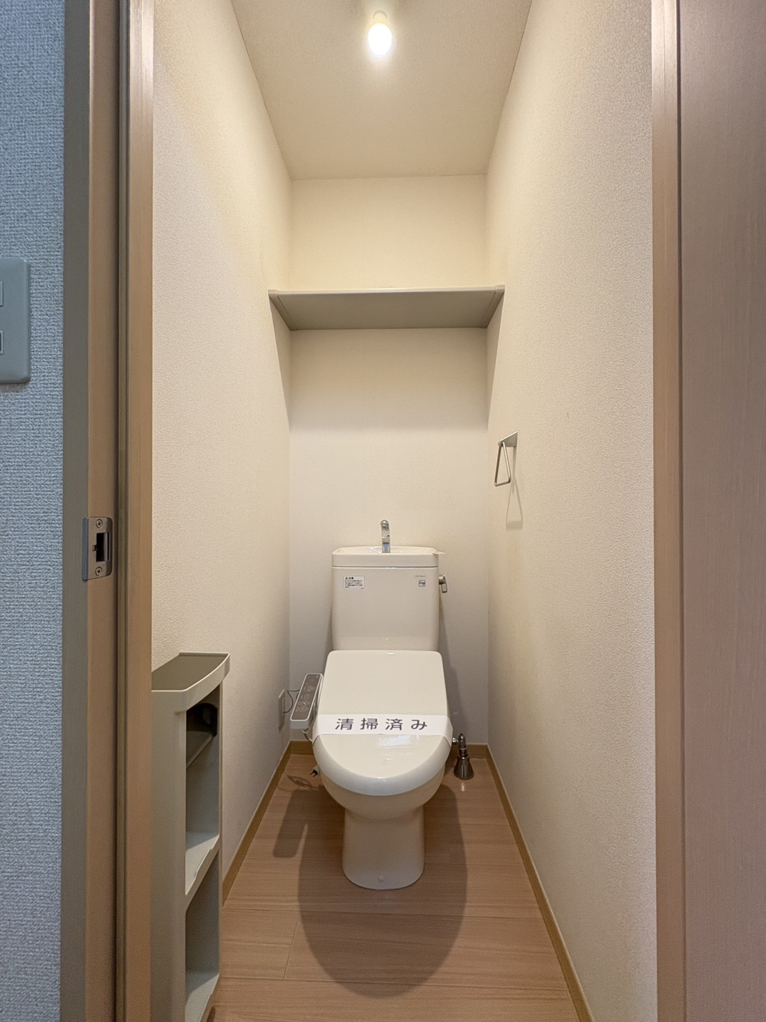 トイレ　温水洗浄便座付き＊上部に便利な棚あり