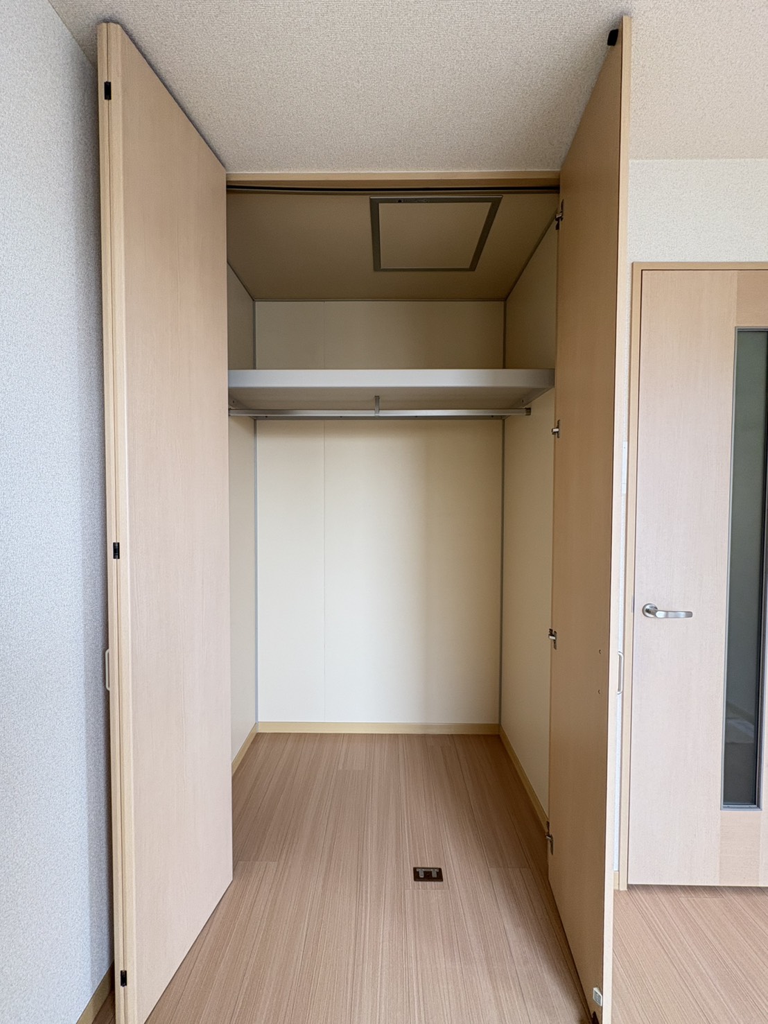 収納　洋室には収納クローゼット付き・天井高で奥行もあります