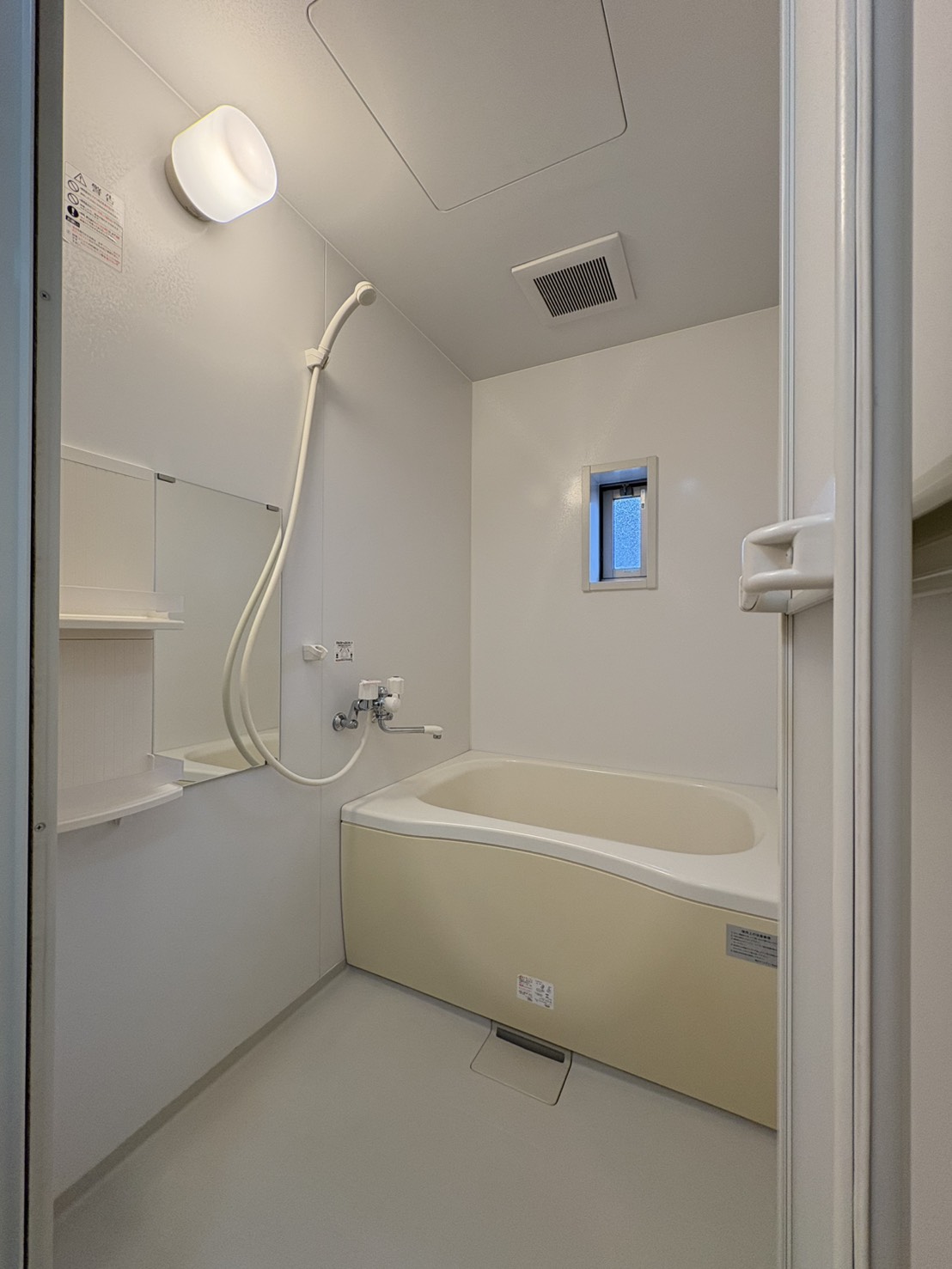 バス・シャワールーム　換気に便利な窓付きバスルーム