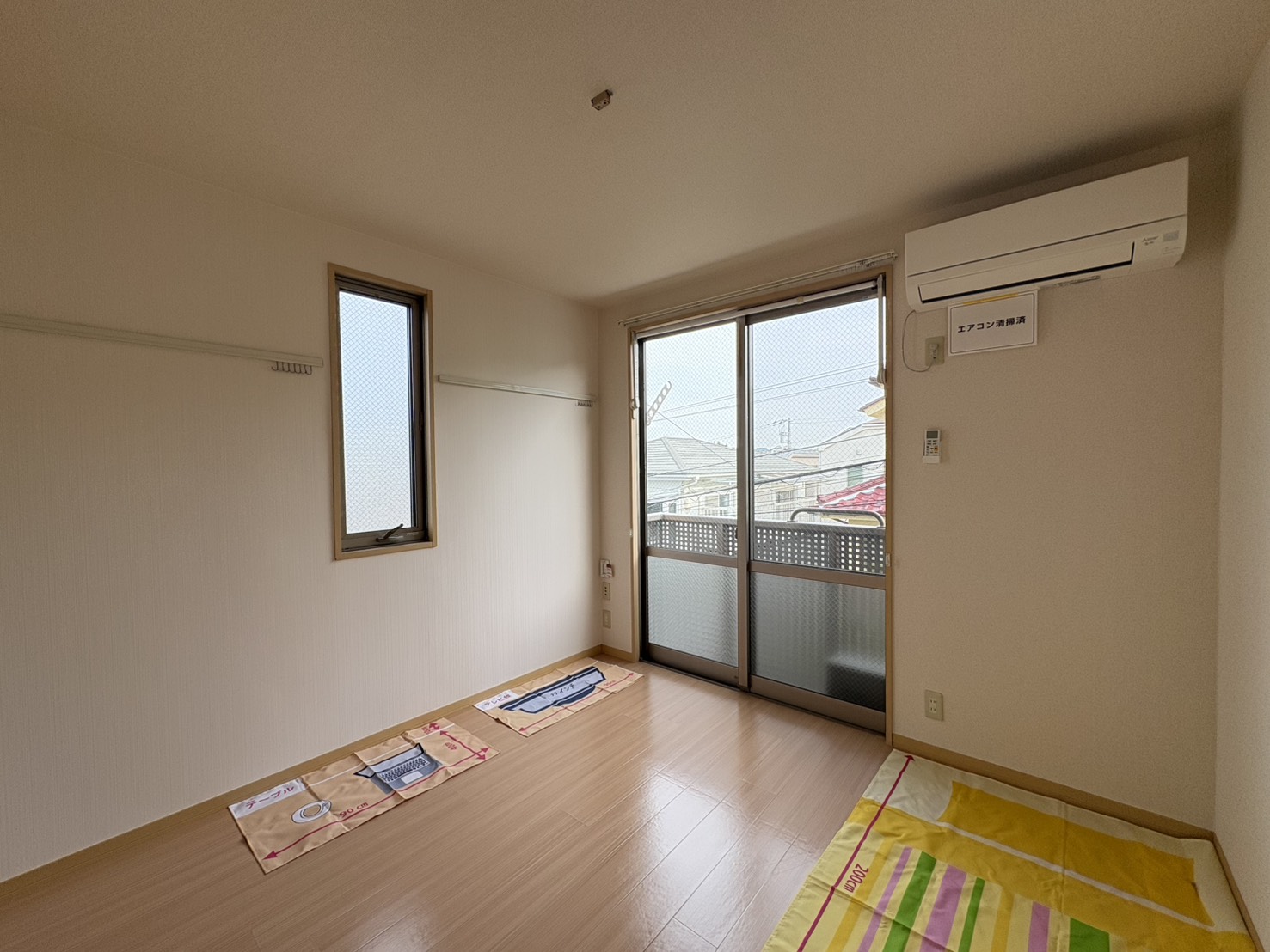 居室・リビング　角部屋で2面採光の洋室です