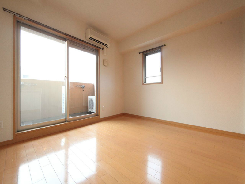 その他　洋室9.4帖　クローゼット付（収納充実してます）