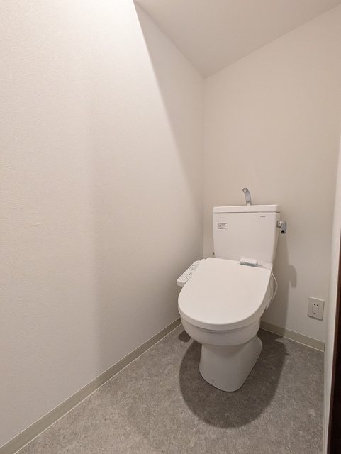 トイレ　※現在建築中　３０１号室モデルルームの写真です