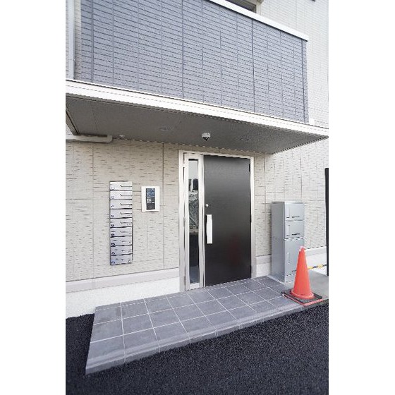 その他　共用エントランスにはオートロック、宅配ボックスあり