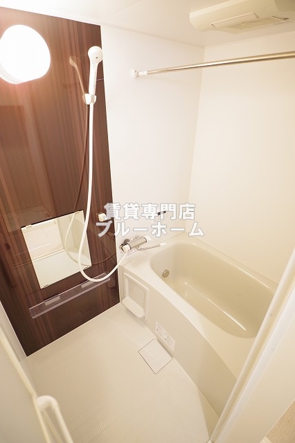 バス・シャワールーム　お風呂は浴室乾燥機付き！